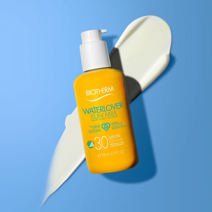 Biotherm Waterlover Sun Milk SPF30 200 ml aurinkovoide ja vaaleaa emulsiota keltaisessa pumppupullossa.