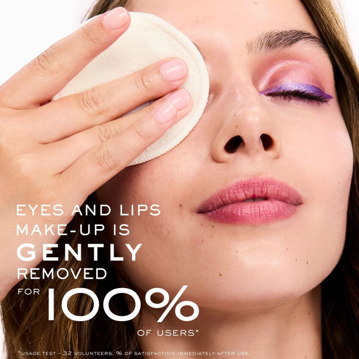 Nuxe Very Rose Biphase Makeup Remover 100 ml meikinpoistoaine puhdistaa silmämeikin hellävaraisesti vanulapulla.
