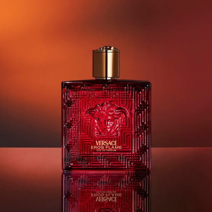 Versace Eros Flame 100 ml miesten tuoksu on punainen lasipullo kultaisella korkilla lämpimässä tunnelmassa.