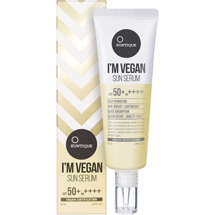 Suntique I'm Vegan Sun Serum 50 ml kosteuttava aurinkoseerumi SPF 50+ valkoinen tuubi ja keltakuvioinen pakkaus