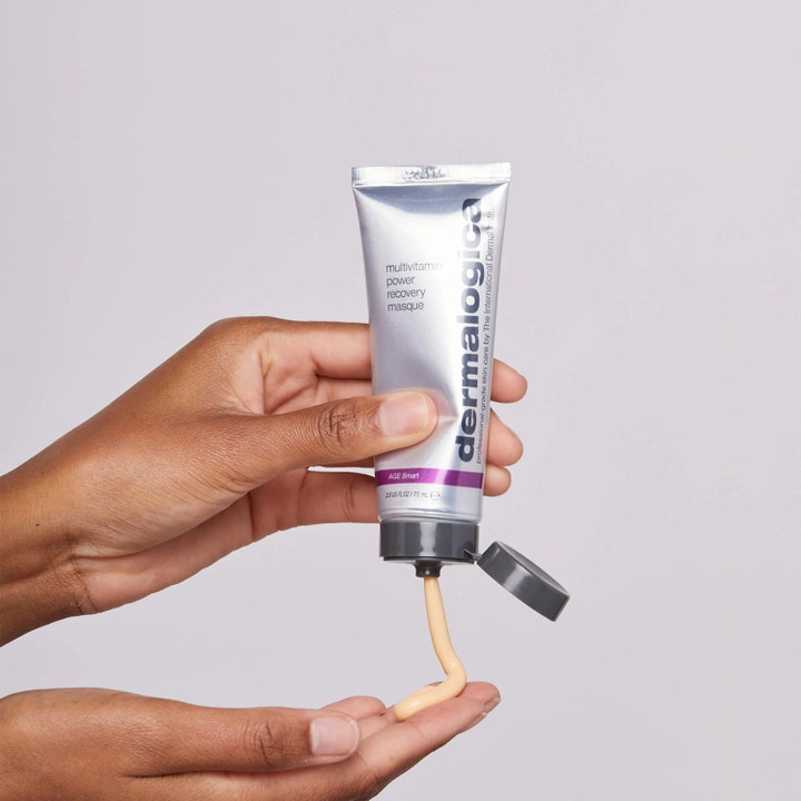 Dermalogica AGE smart Multivitamin Power Recovery Masque 75 ml elvyttävä kasvonaamio josta puristetaan voidetta kädelle.