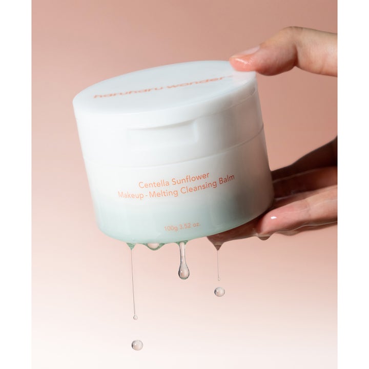 haruharu wonder Centella Sunflower Cleansing Balm 100 g puhdistusvoide meikin poistoon valkoisesta purkista tippuu vettä.
