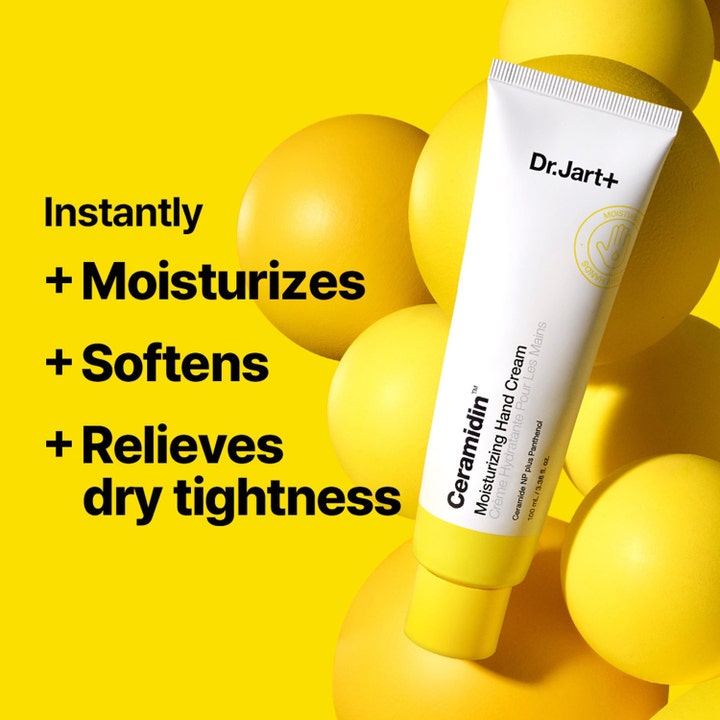 Dr.Jart+ Ceramidin Moisturizing Hand Cream 100 ml käsivoide pehmentää ja kosteuttaa keltaisella pallotaustalla.