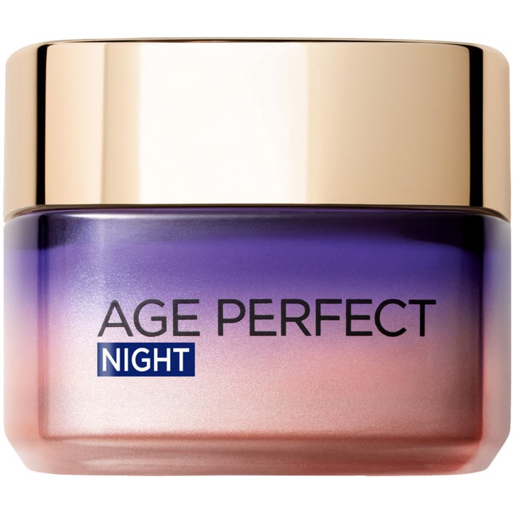 L'Oréal Paris Age Perfect Night 50 ml uudistava yövoide purpuran ja ruusukullan sävyisessä lasipurkissa.