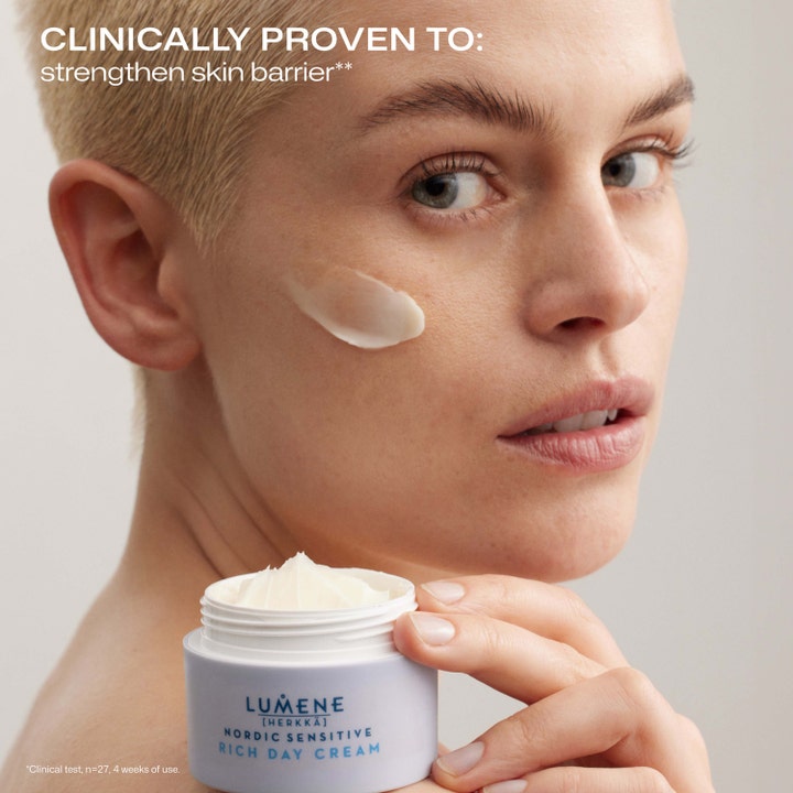 Lumene Nordic Sensitive Rich Day Cream 50 ml vahvistaa ihon suojamuuria. Täyteläinen voide näkyy mallin poskella.