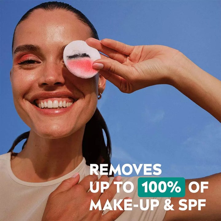 NIVEA Derma Skin Clear Micellar Water 400 ml syväpuhdistava micellivesi poistaa meikin ja aurinkovoiteen vanulapulla.