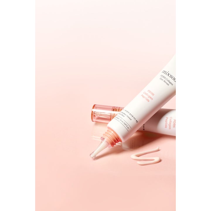 Mixsoon PDRN Collagen Eye Serum 20 ml kirkastava silmänympärysseerumi ja vaaleaa tekstuuria pinkillä pohjalla.