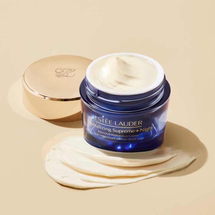 Estée Lauder Revitalizing Supreme + Night 50 ml nattkräm ja täyteläinen voidekoostumus sinisessä purkissa.