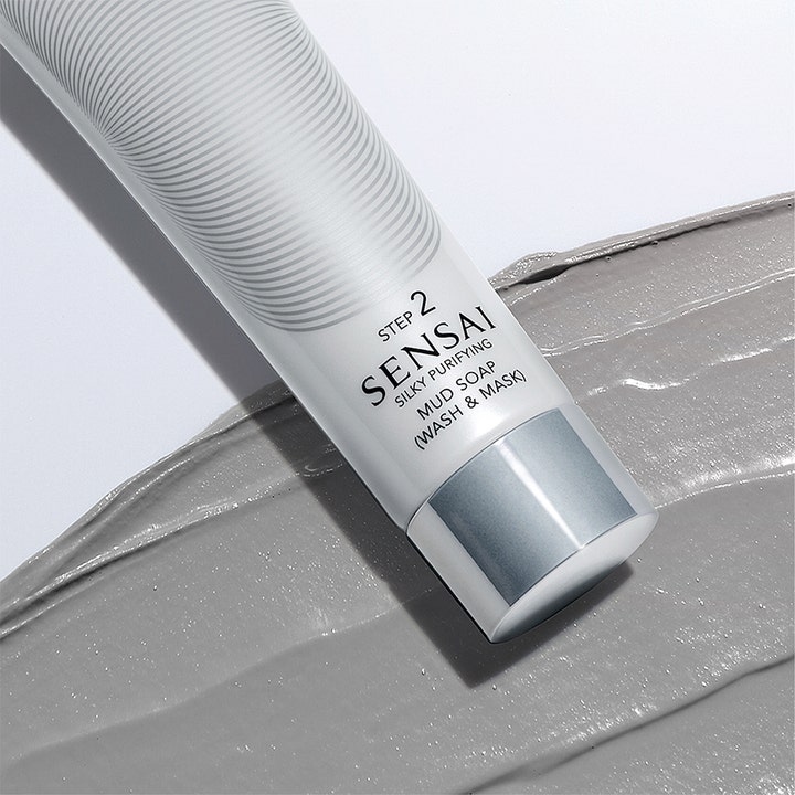 Sensai Silky Purifying Mud Soap Wash & Mask 125 ml puhdistava kasvonaamio valkoisessa tuubissa harmaalla savella.