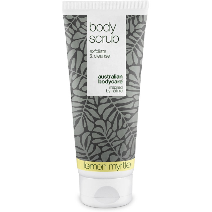 Australian Bodycare Body Scrub Lemon Myrtle syväpuhdistava vartalokuorinta valkoisessa tuubissa harmaalla lehtikuviolla.