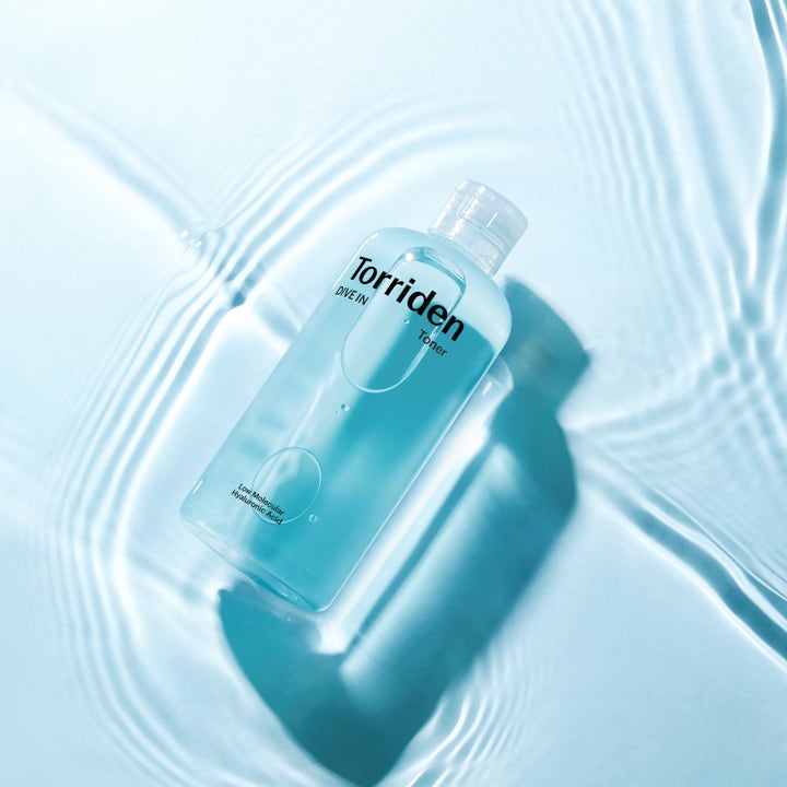 Torriden DIVE-IN Low Molecular Hyaluronic Acid Toner 300 ml kosteuttava kasvovesi sinisessä pullossa vesiaaltojen keskellä.