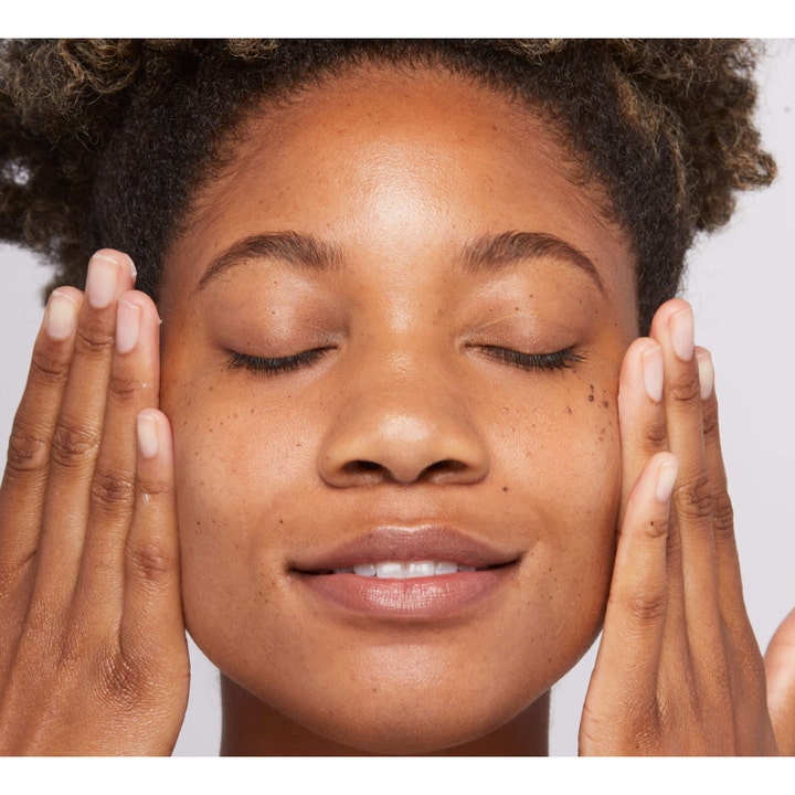 Dermalogica Sound Sleep Cocoon 50 ml elvyttävä yövoide nainen suljetuin silmin koskettaa kasvojaan