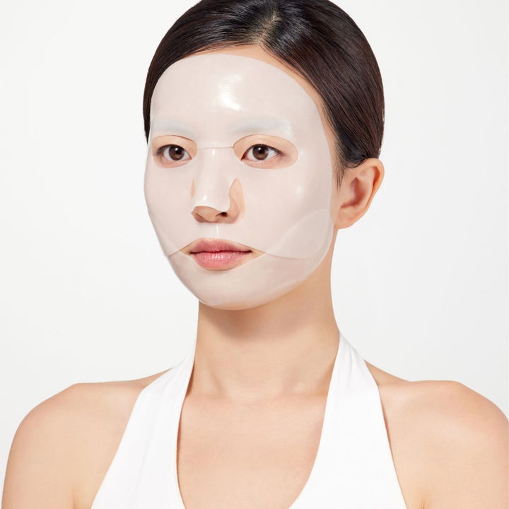 Dr. Ceuracle Vegan Kombucha Tea Essence Gel Mask 36 g kosteuttava kasvonaamio mallin kasvoilla.