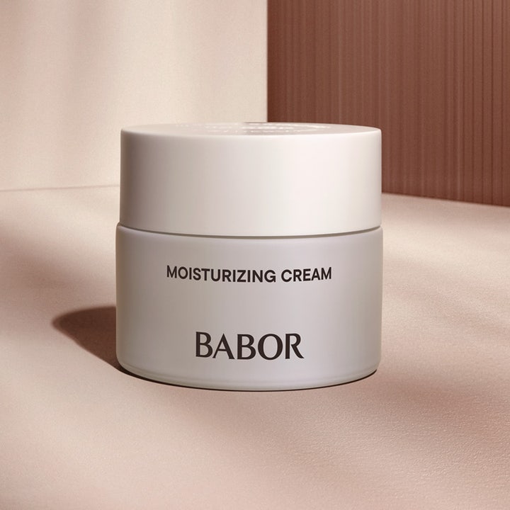 Babor Moisturizing Cream 50 ml kosteusvoide ja Skinovage-sarjan tuotteita tyylikkäässä asetelmassa.