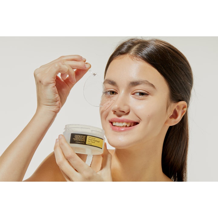 COSRX Advanced Snail Hydrogel Eye Patches 60 kpl kosteuttavat silmänaluslaput joita malli asettaa iholle lastalla