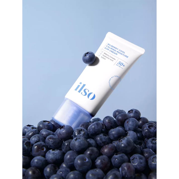Ilso Bilberry Sun Cream 50 ml rauhoittava aurinkovoide SPF 50+ valkoisessa tuubissa mustikoiden ympäröimänä