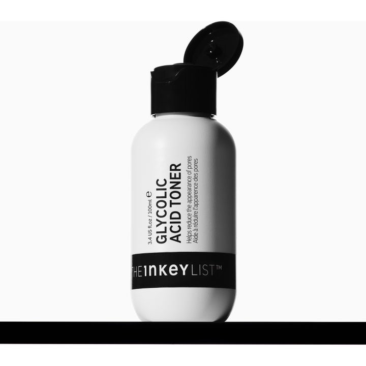 The INKEY List Glycolic Acid Toner 100 ml kirkastava kasvovesi, kirkkaita nestepisaroita valkoisella taustalla.