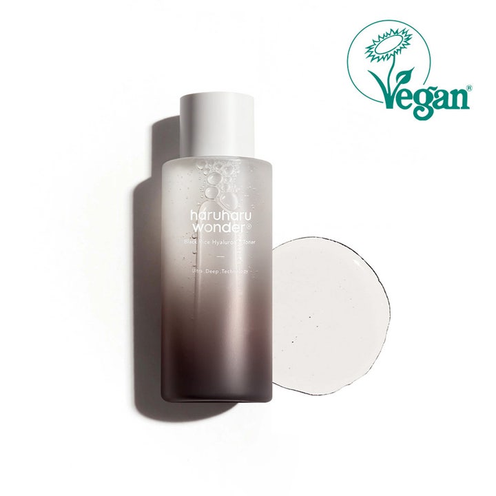 Haruharu Wonder Black Rice Hyaluronic Toner 150 ml kosteuttava kasvovesi ja kirkas nestemäinen koostumus.