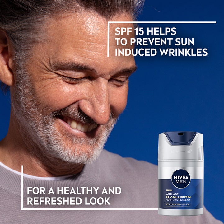 NIVEA MEN Anti Age Hyaluron 50 ml kasvovoide ehkäisee ryppyjä SPF 15 suojalla, kuvassa hymyilevä mies ja pumppupullo.