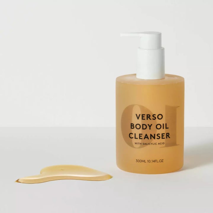 Verso N°10 Body Oil Cleanser 300 ml salisyylihappoa sisältävä vartalonpuhdistusöljy ja kultainen öljykoostumus.