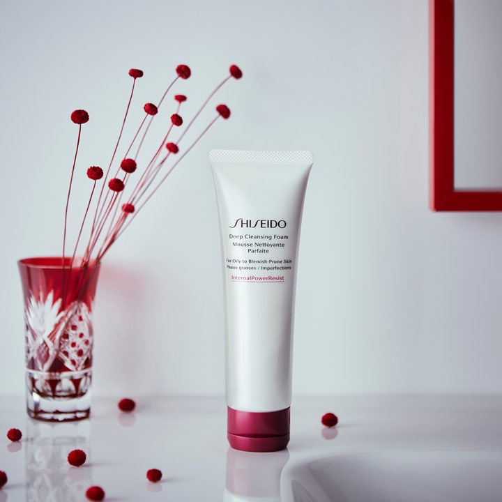 Shiseido Defend Deep Cleansing Foam 125 ml puhdistusvaahto InternalPowerResist valkoinen tuubi punaisella korkilla