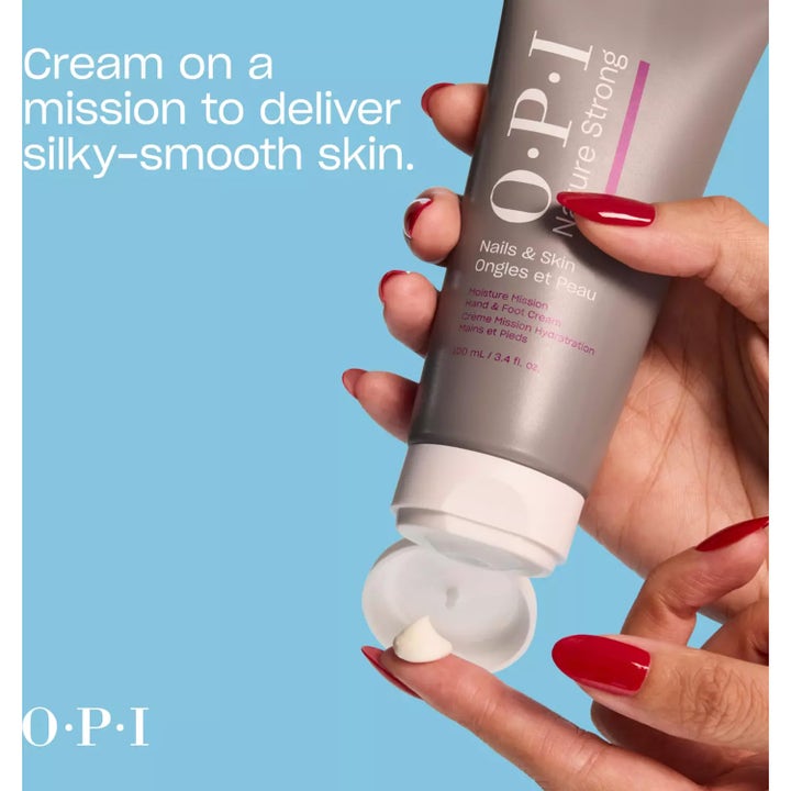 OPI Nature Strong Moisture Mission 100 ml käsi- ja jalkavoide harmaassa tuubissa valkoisella voiteella.