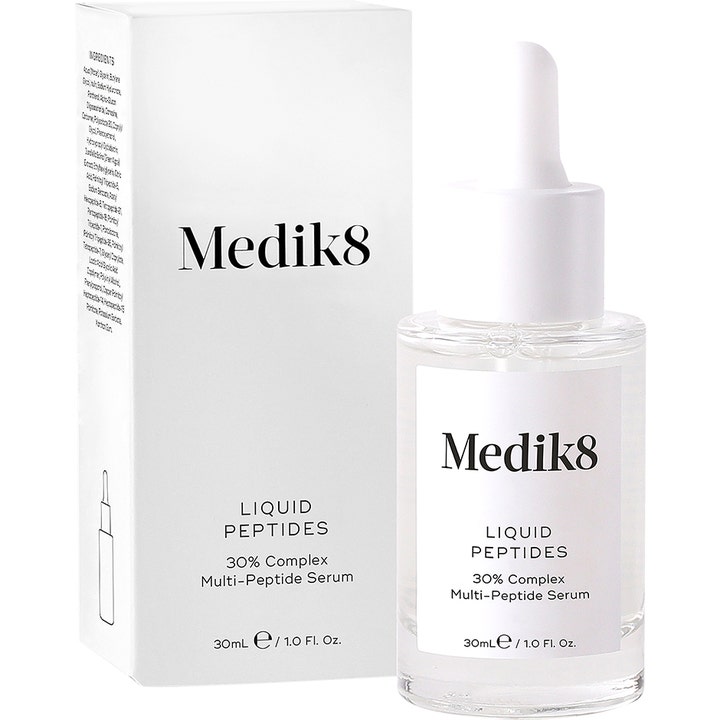 Medik8 Liquid Peptides 30 ml silottava seerumi valkoisessa pakkauksessa ja kirkkaassa lasisessa pipettipullossa