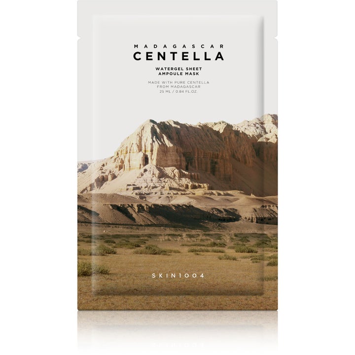 SKIN1004 Madagascar Centella Sheet Mask 25 ml rauhoittava kangasnaamio valkoisessa vuoristokuvioisessa pakkauksessa.