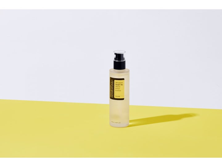 COSRX Advanced Snail 96 Mucin Power Essence 100 ml kosteuttava hoitoneste kirkkaassa pumppupullossa keltaisella pohjalla.