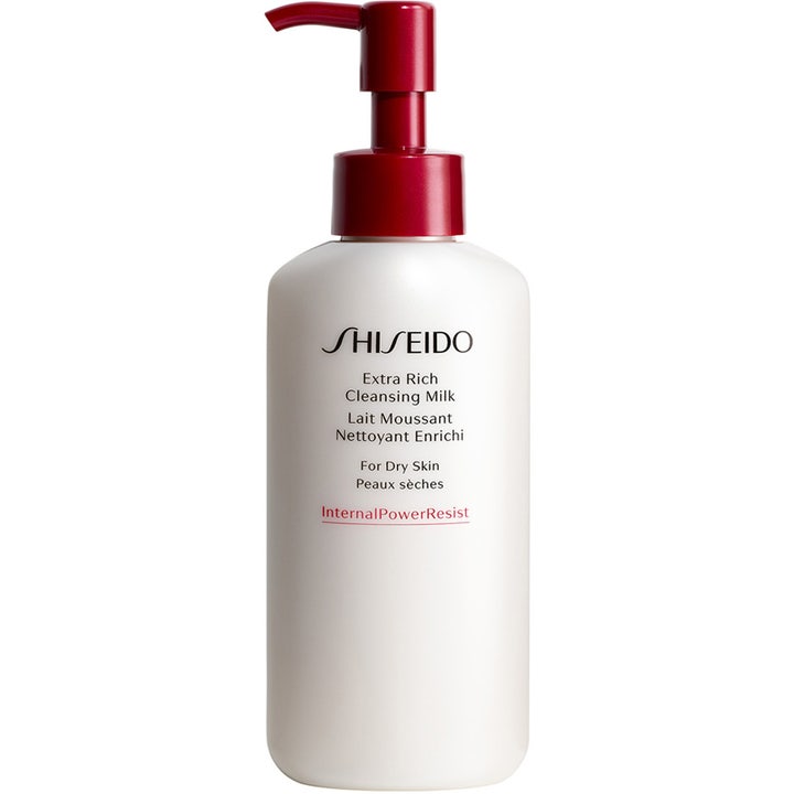 Shiseido Extra Rich Cleansing Milk 125 ml puhdistusmaito kosteuttaa kuivaa ihoa valkoisessa pullossa punaisella pumpulla.