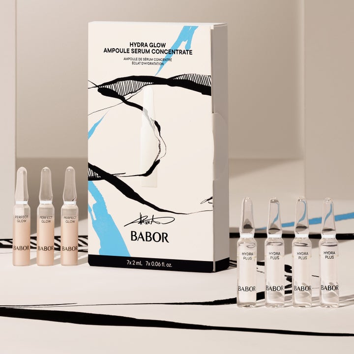 Babor Hydra Glow 14 ml kosteuttava seerumi sisältää seitsemän lasista ampullia ja tyylikkään pakkauksen.