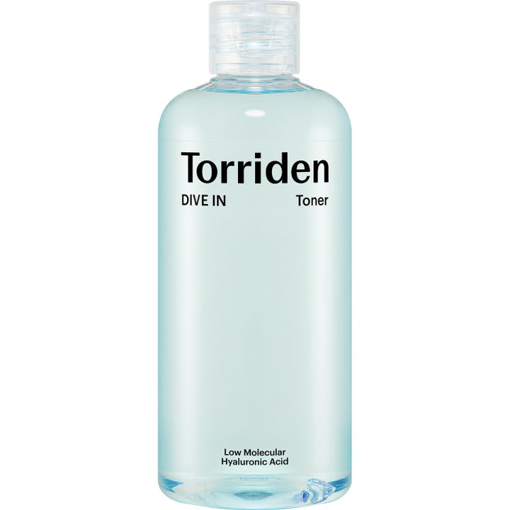 Torriden DIVE IN Toner kosteuttava kasvovesi kirkkaassa muovipullossa jossa on vaaleansinistä nestettä ja hyaluronihappoa.