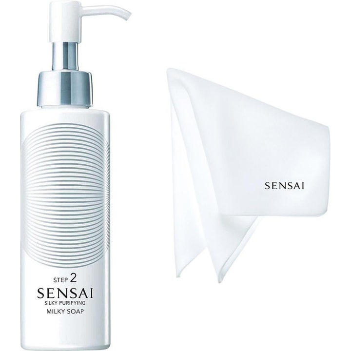 Sensai Silky Purifying Milky Soap syväpuhdistava puhdistustuote valkoisessa pumppupullossa ja puhdistusliina.