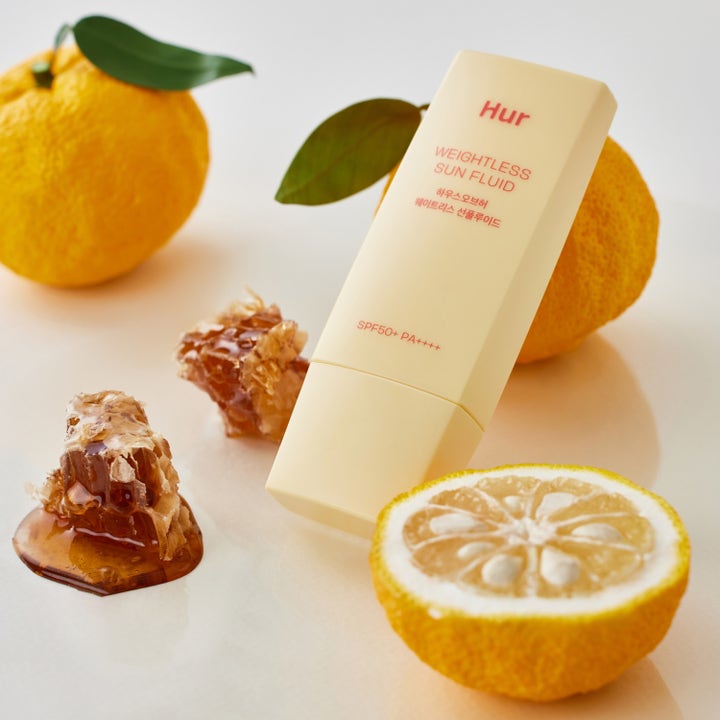 House of Hur Weightless Sun Fluid 50 ml aurinkosuoja keltaisessa tuubissa hunajan ja yuzun kanssa.