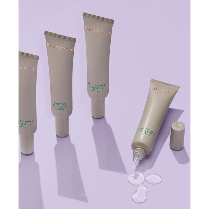 Exuviance Clarifying and Renewing Serum 30 ml kirkastava seerumi beigeissä tuubeissa ja kirkasta geelimäistä koostumusta