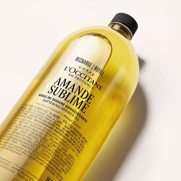 L'Occitane en Provence Almond Shower Oil 500 ml pehmentävä suihkuöljyn täyttöpakkaus kirkkaassa muovipullossa.
