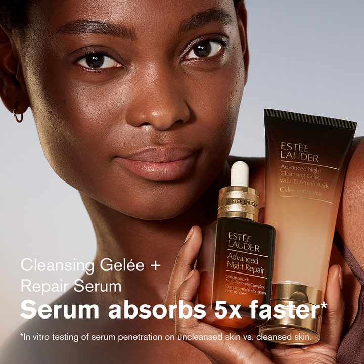 Estée Lauder Advanced Night Cleansing Gelee 100 ml puhdistusgeeli tehostaa seerumin imeytymistä mallin pitelemänä