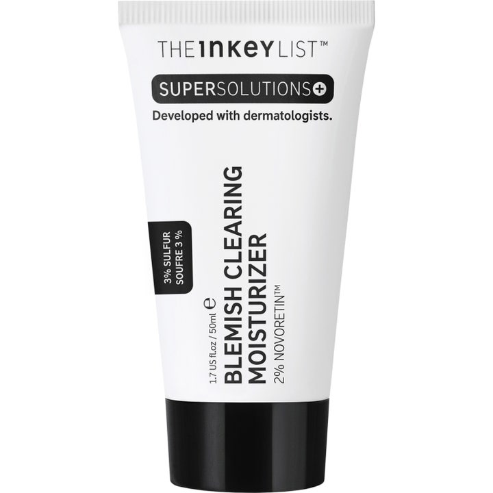 The Inkey List Blemish Clearing Moisturizer 50 ml epäpuhtauksia hoitava kasvovoide valkoisessa tuubissa mustalla korkilla.
