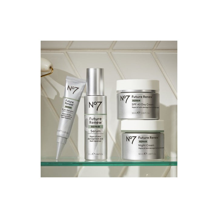 No7 Future Renew Skincare Set ihonhoitotuotteet hopeisissa pakkauksissa lasihyllyllä kylpyhuoneessa