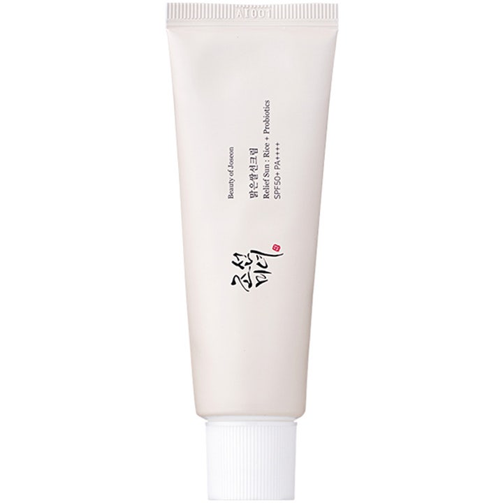 Beauty of Joseon Relief Sun 50 ml rauhoittava aurinkovoide vaaleassa tuubissa, jossa on korkea SPF50+ suojakerroin.