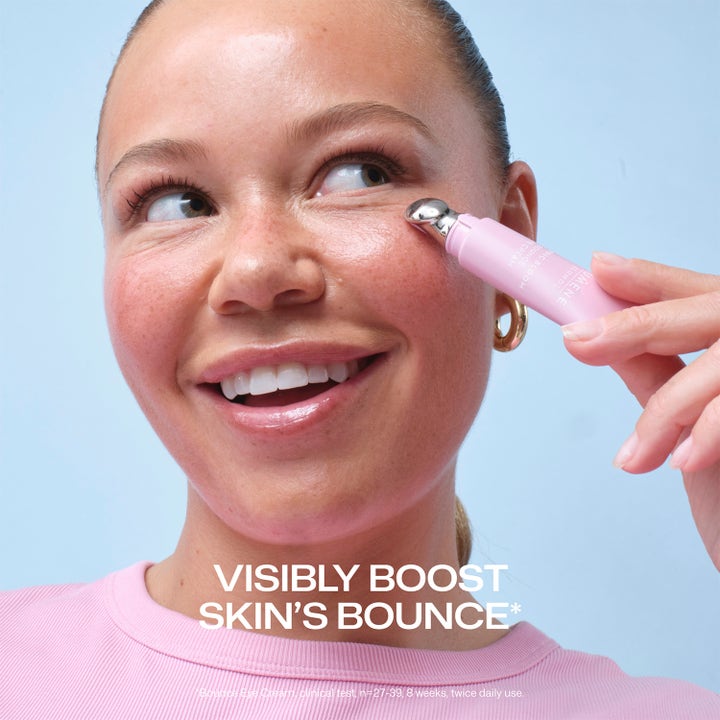 Lumene Bounce Eye Cream 10 ml kimmoisuutta lisäävä silmänympärysvoide, jota nainen levittää metallisella kärjellä.