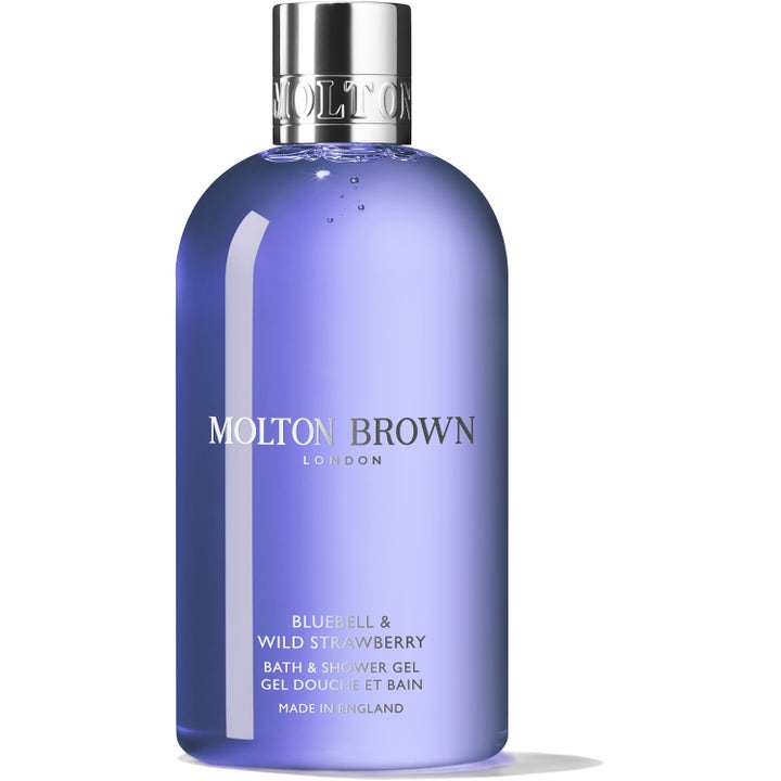 Molton Brown Bluebell & Wild Strawberry puhdistava suihkugeeli läpinäkyvässä violetissa pullossa hopeisella korkilla.