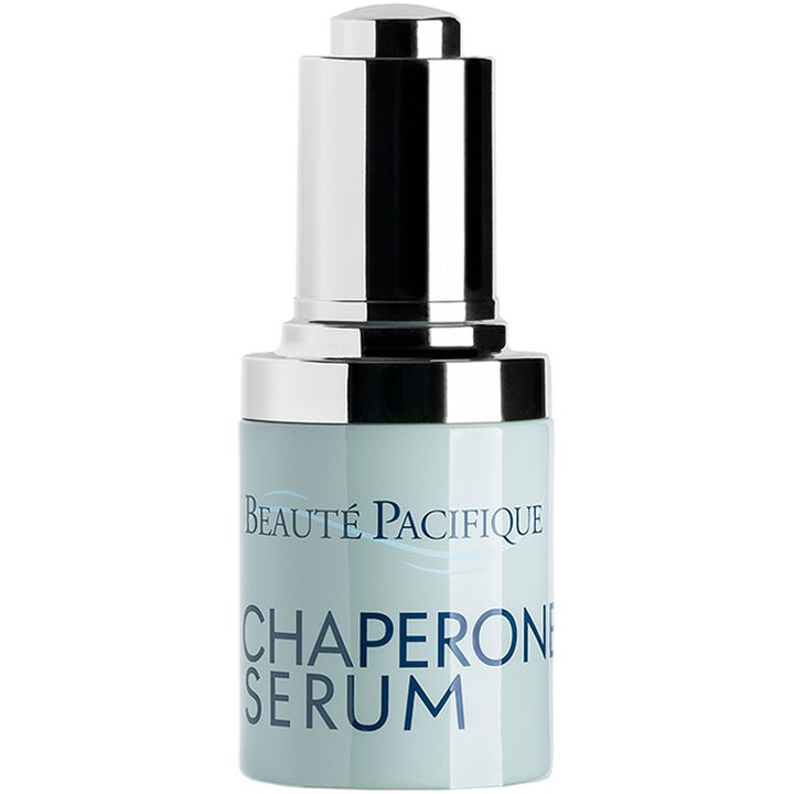 Beauté Pacifique Chaperone Serum uudistava seerumi vaaleansinisessä pullossa hopeisella korkilla