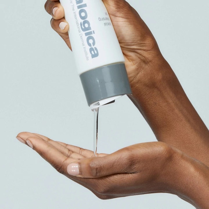 Dermalogica Special Cleansing Gel 50 ml puhdistusgeeli, kirkas koostumus kaadetaan valkoisesta tuubista kämmenelle.