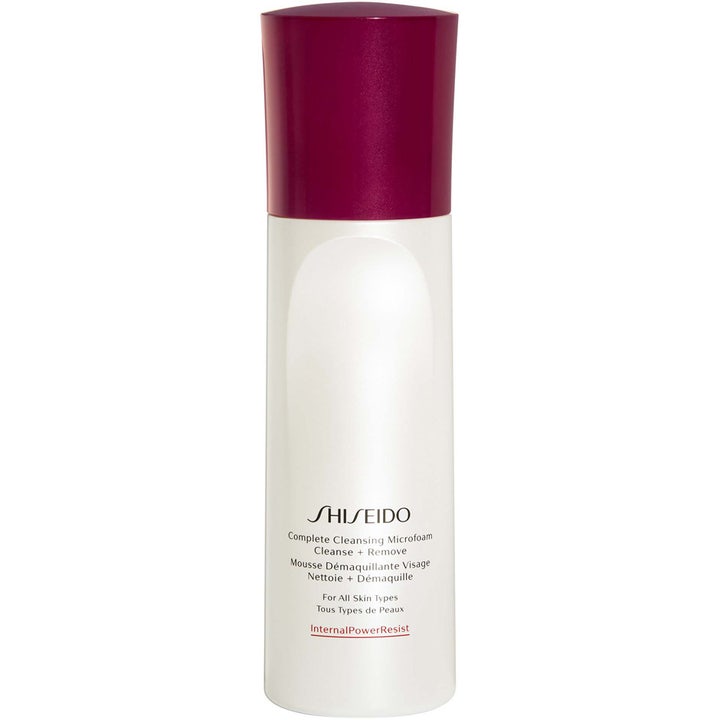 Shiseido Complete Cleansing Microfoam 180 ml puhdistusvaahto puhdistaa ihon valkoisessa pullossa viininpunaisella korkilla.
