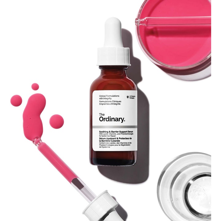 The Ordinary Soothing & Barrier Support Serum 30 ml rauhoittava seerumi vaaleanpunaisella koostumuksella ruskeassa pullossa.