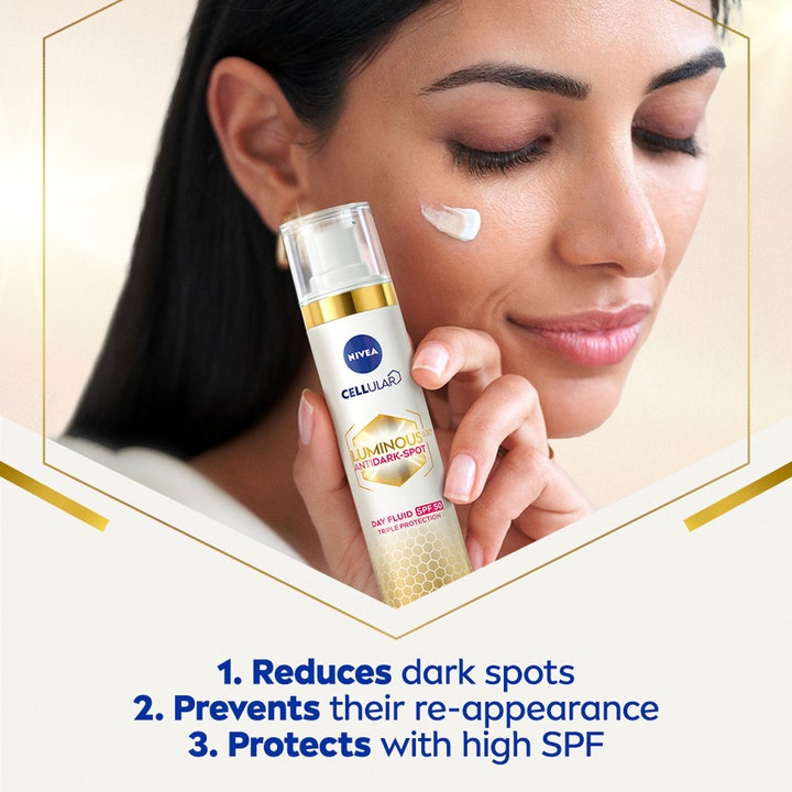 NIVEA Luminous630 Anti Dark-Spot Day Fluid 40 ml suojakerroin SPF 50 nainen levittää voidetta kasvoilleen