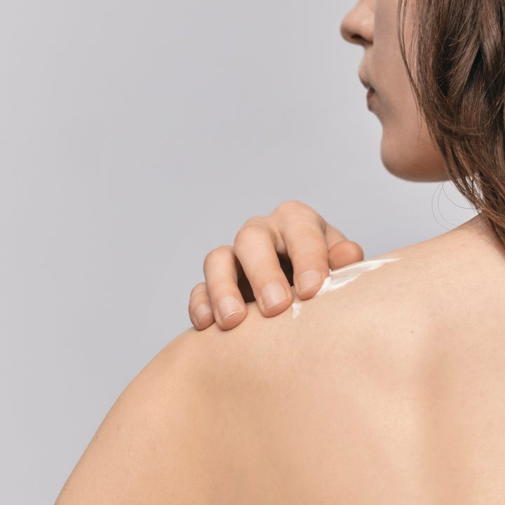 Jorgobé Niacinamide Body Lotion 300 ml tasoittava vartalovoide jota sormet levittävät olkapään iholle.