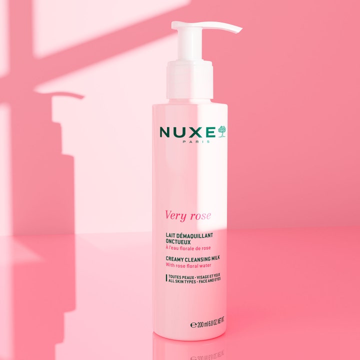 Nuxe Very Rose Makeup Removing Milk 200 ml puhdistusmaito vaaleanpunaisessa pumppupullossa kosteuttaa ihoa.