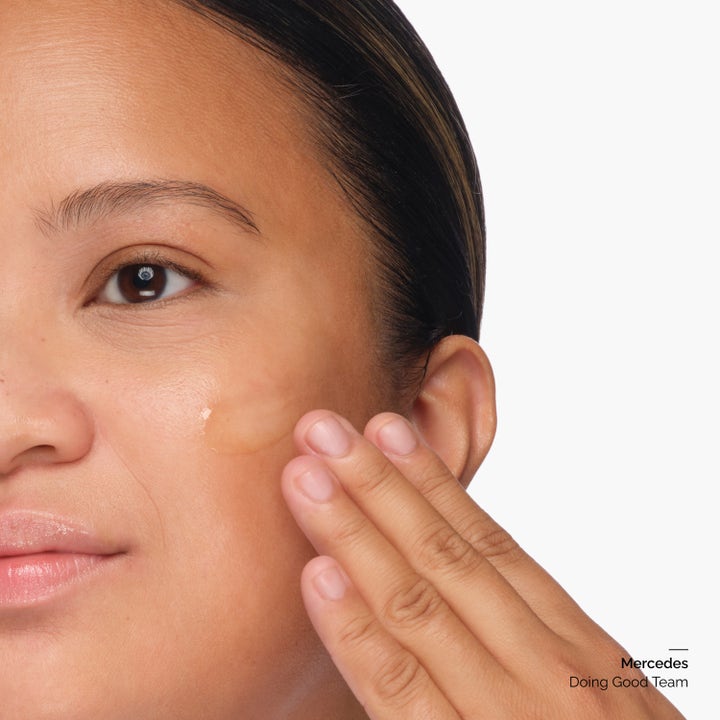 The Ordinary Multi-Antioxidant Radiance Serum 30 ml kirkastava seerumi jota levitetään sormin kasvojen iholle